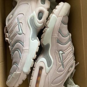 Youth air max plus gs size 6